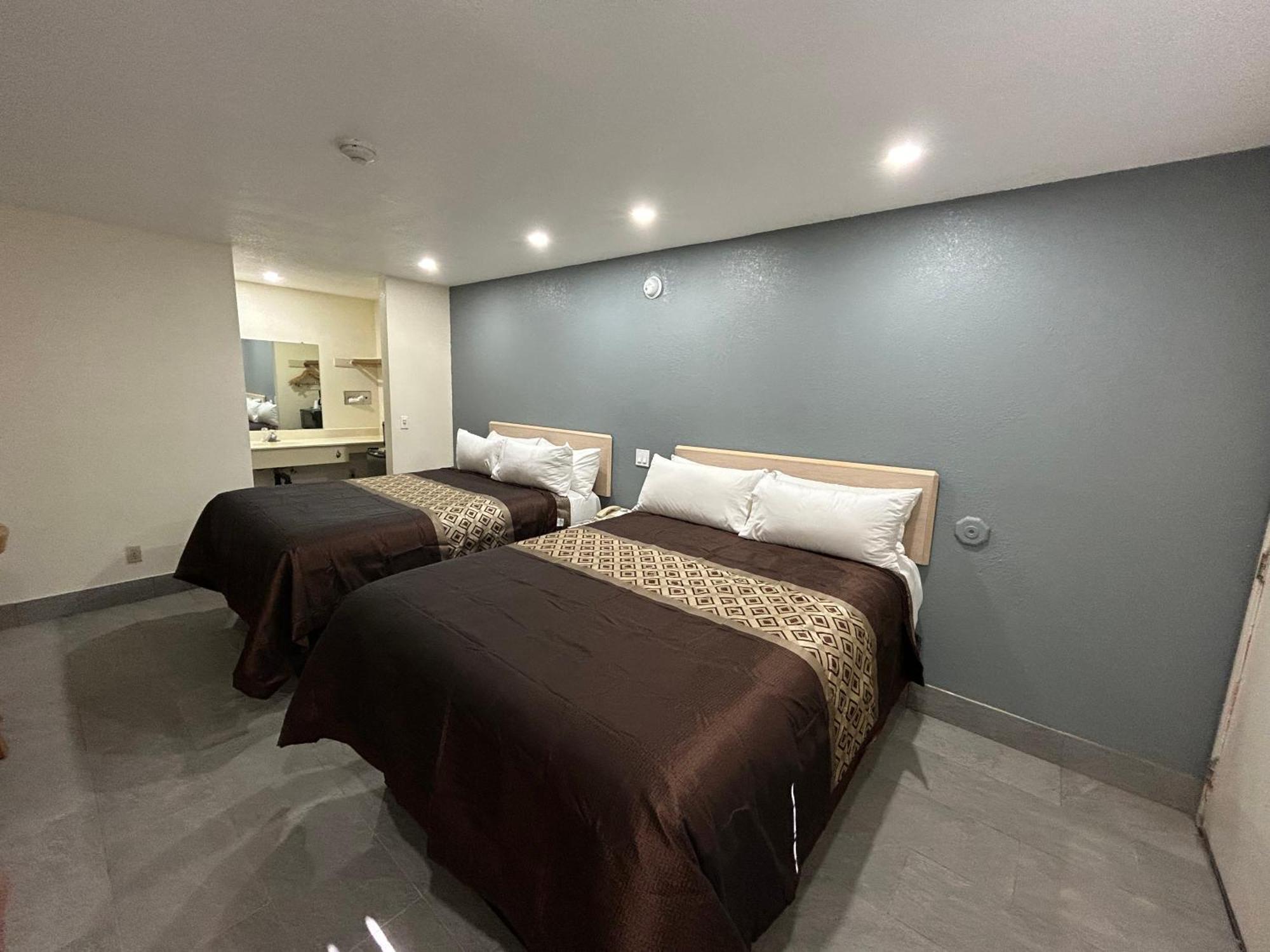 California Inn Hotel And Suites Adelanto Us 395 Екстериор снимка