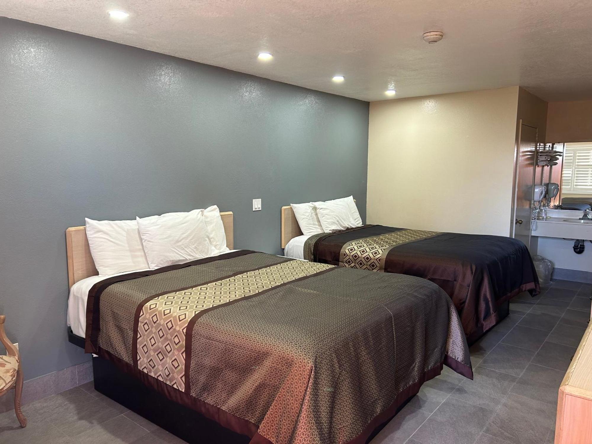 California Inn Hotel And Suites Adelanto Us 395 Екстериор снимка