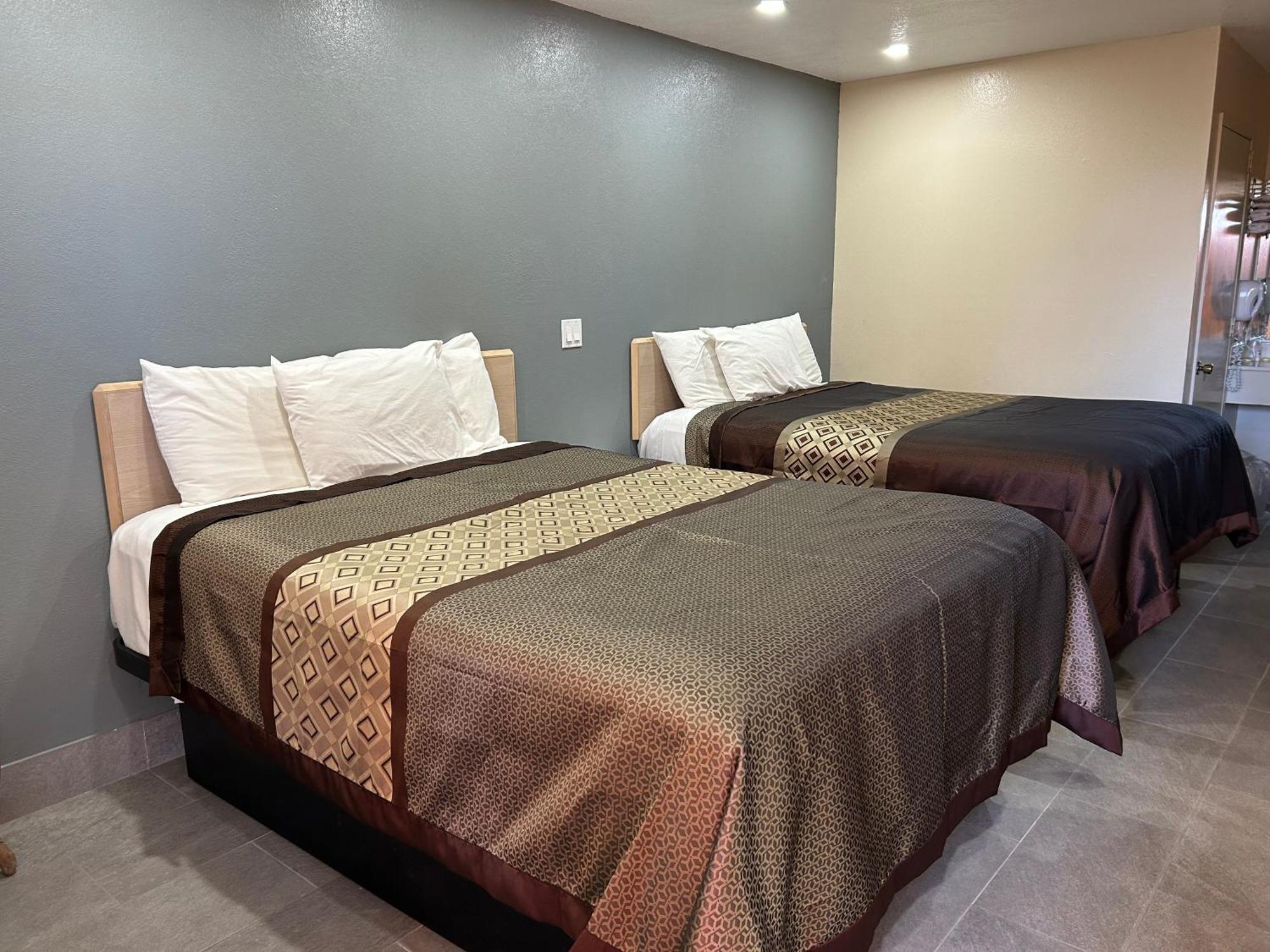 California Inn Hotel And Suites Adelanto Us 395 Екстериор снимка