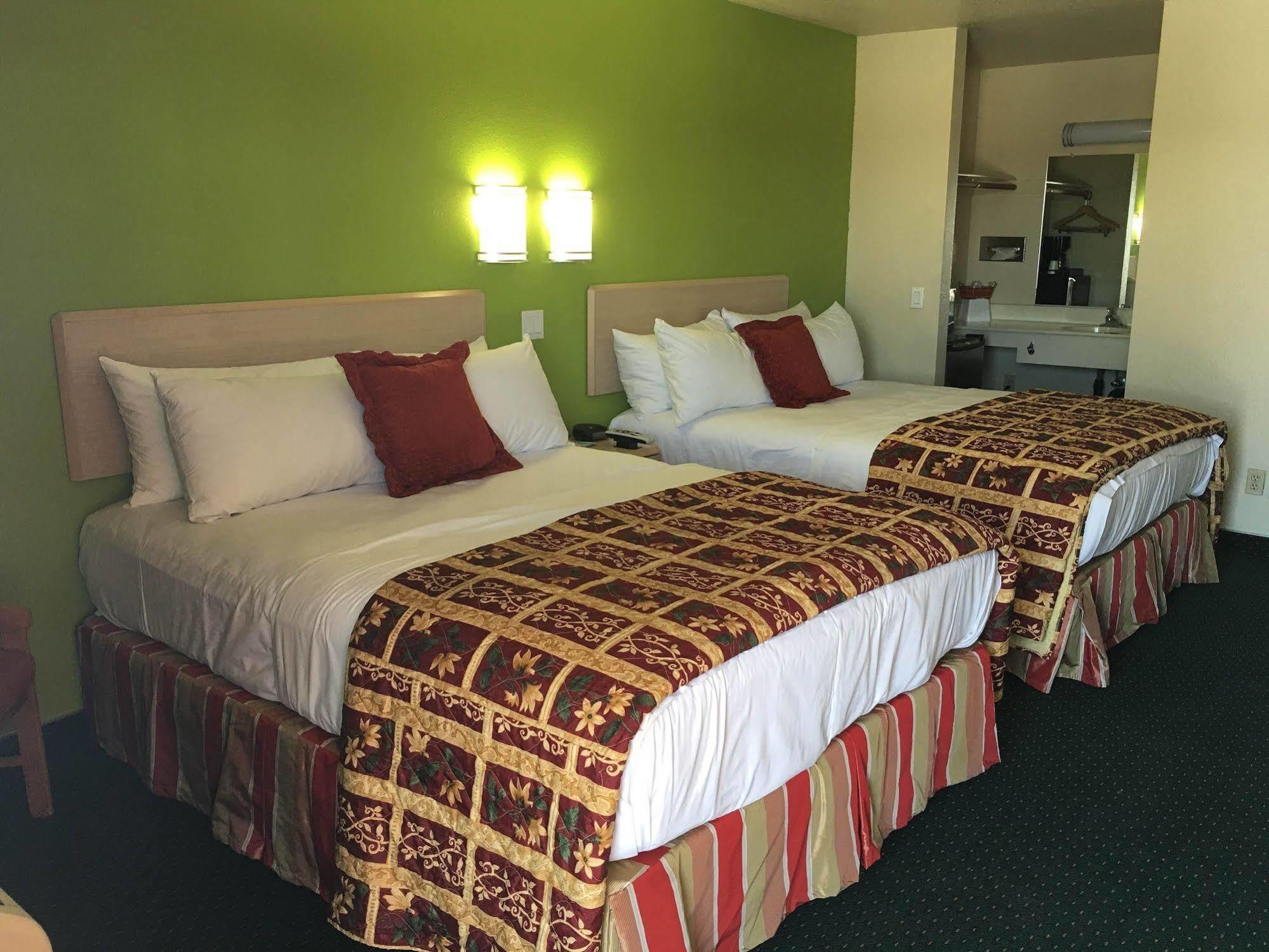 California Inn Hotel And Suites Adelanto Us 395 Екстериор снимка